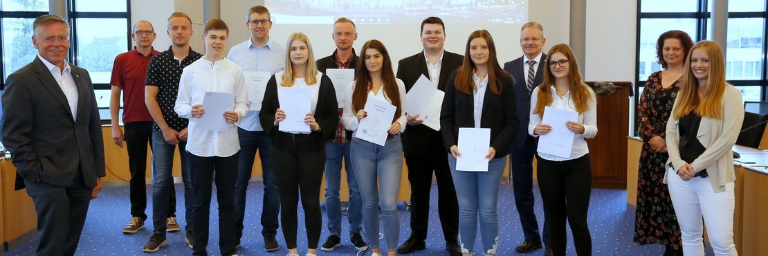 Landrat Hans-Jürgen Petrauschke, Jörg Arndt, Susanne Weitz, Janine Conrads und Klaus Nowak übergeben Urkunden an Nachwuchskräfte