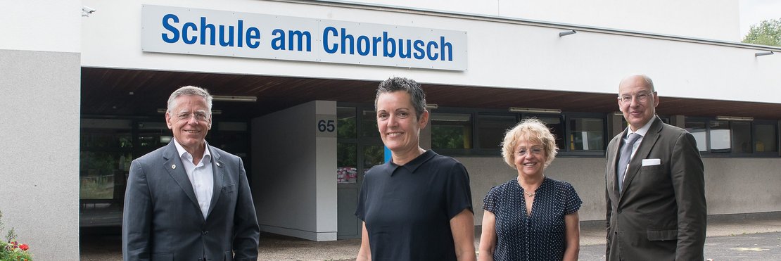 Landrat Hans-Jürgen Petrauschke (l.) und Kreisdezernent Tillmann Lonnes (r.) verabschiedeten Gabriele Fritz (2.v.r.) und begrüßten die neue Schulleiterin Mercedes Schlosser.