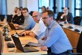 Marc Zellerhoff sitzen in einem Besprechungssaal 