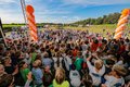 Große Gruppe mit Kindern von oben fotografiert auf dem Dycker Feld