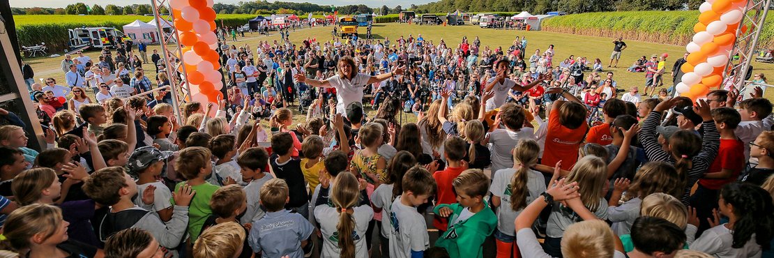 Große Gruppe mit Kindern von oben fotografiert auf dem Dycker Feld