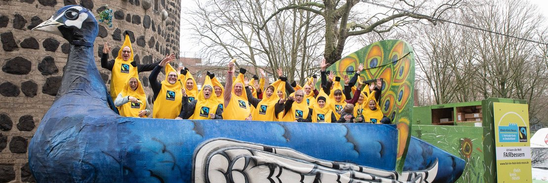 Mitarbeiter der Kreisverwaltung in Bananenkostümen auf Karnevalswagen