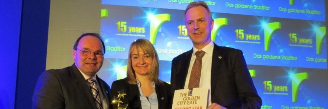 Freude über „Das goldene Stadttor“ (von links): Robert Abts und Stephanie Schulze von der Kreiswirtschaftsörderung und Kreisdirektor Dirk Brügge nahmen die Auszeichnung bei der ITB entgegen 