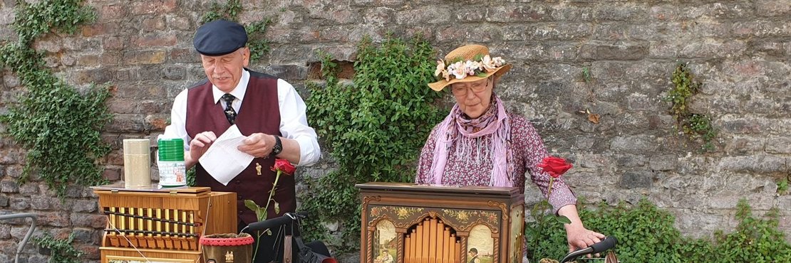 Zwei Drehorgelspieler mit historischen Drehorgeln