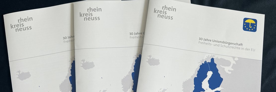 3 gleiche Broschüren in Facherform gestapelt. Darauf zu sehen eine Karte von Europa.