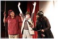 Drei verkleidete Personen auf einer Theaterbühne