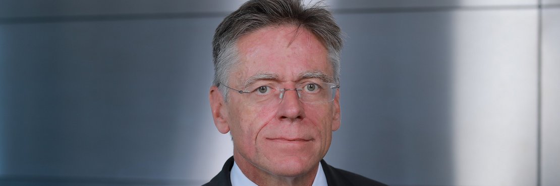 Landrat Hans-Jürgen Petrauschke mit ernstem Blick