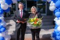 Auf dem Bild sind Landrat Hans-Jürgen Petrauschke und die Kaarster Bürgermeisterin an Ursula Baum nach der Überreichung der Bundesverdienstmedaille zu sehen. 