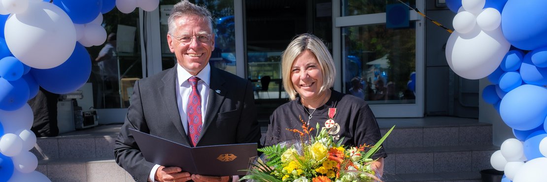 Auf dem Bild sind Landrat Hans-Jürgen Petrauschke und die Kaarster Bürgermeisterin an Ursula Baum nach der Überreichung der Bundesverdienstmedaille zu sehen. 