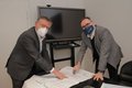 Landrat Hans-Jürgen Petrauschke (l.) und Dezernent Harald Vieten mit Plänen für den Solaranlagenbau auf Kreisgebäuden
