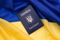 Symbolbild: Ukrainischer Pass auf ukrainischer Flagge