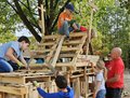 dekorativ, Kinder bauen an einer Holzhütte