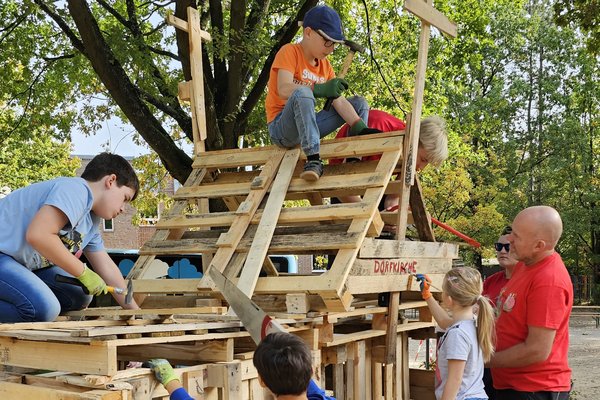 dekorativ, Kinder bauen an einer Holzhütte