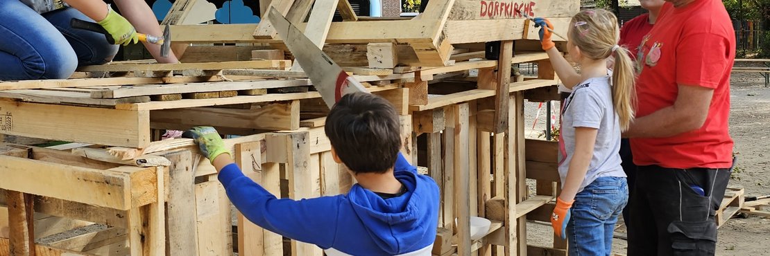 dekorativ, Kinder bauen an einer Holzhütte
