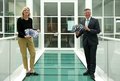 Landrat Hans-Jürgen Petrauschke und Claudia Trampen halten Broschüren in den Händen