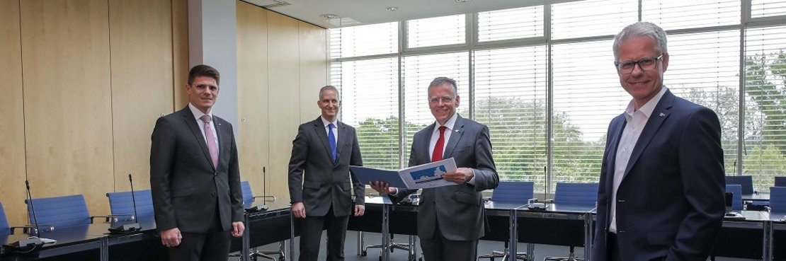 Carsten Proebster (Sparkasse Neuss), André Becker (Creditreform Düsseldorf / Neuss), Landrat Hans-Jürgen Petrauschke und Jürgen Steinmetz (IHK Mittlerer Niederrhein).