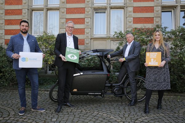 Landrat Hans-Jürgen Petrauschke stellt gemeinsam mit Thiago de Carvalho Zakrzewski, Kreisdirektor Dirk Brügge und Samira Smentkowski das Lastenrad vor, dass im Kontext der Fokusberatung nachhaltige Mobilität für den Kreis und alle kreisangehörigen Kommunen beschafft wurde.