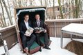 Landrat Hans-Jürgen Petrauschke und Tourismusbeauftragter Michael Ruß präsentieren den Kultur- und Freizeitführer auf dem Balkon eines Baum-Chalets im Alpenpark Neuss.