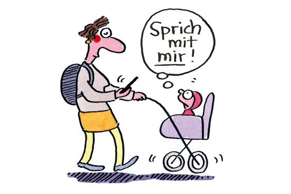 Frau mit Kinderwagen und Smartphone