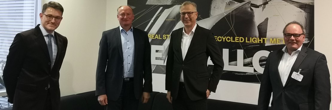 Gruppenfoto: Mauritz Faenger-Montag, Ralf Köring, Dirk Brügge und Robert Abts bei der Firma Real Alloy in Grevenbroich.