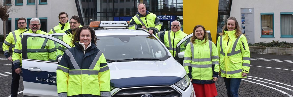 Gruppenfoto des Bereitschaftsteams des Amtes für Umweltschutz des Rhein-Kreises Neuss mit Einsatzfahrzeug vor dem kreishaus Grevenbroich