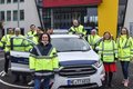 Gruppenfoto des Bereitschaftsteams des Amtes für Umweltschutz des Rhein-Kreises Neuss mit Einsatzfahrzeug vor dem kreishaus Grevenbroich