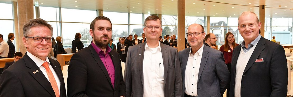 „Onboarding“ beim ChemLab (von links): Landrat Hans-Jürgen Petrauschke, Bürgermeister Erik Lierenfeld, Dr. Axel Göhrt, Dr. Günter Hilken und Guido Doublet 