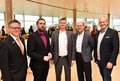 „Onboarding“ beim ChemLab (von links): Landrat Hans-Jürgen Petrauschke, Bürgermeister Erik Lierenfeld, Dr. Axel Göhrt, Dr. Günter Hilken und Guido Doublet 