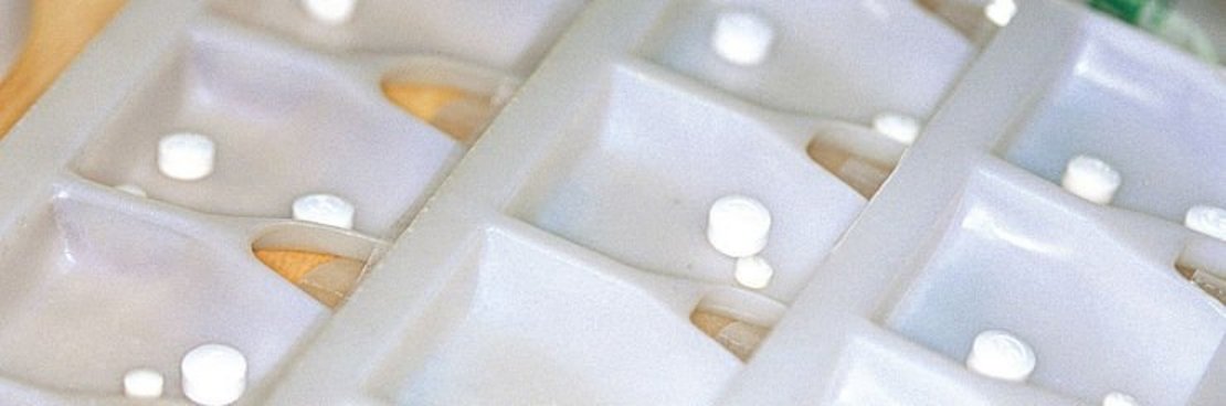 Tabletten in Plastikbehältnis