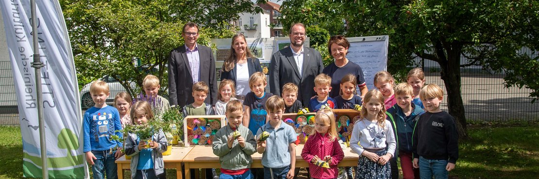 Foto Kindern und Erwachsenen im Garten 