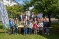 Foto Kindern und Erwachsenen im Garten 