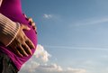 Eine Frau streichelt ihren Schwangerschaftsbauch