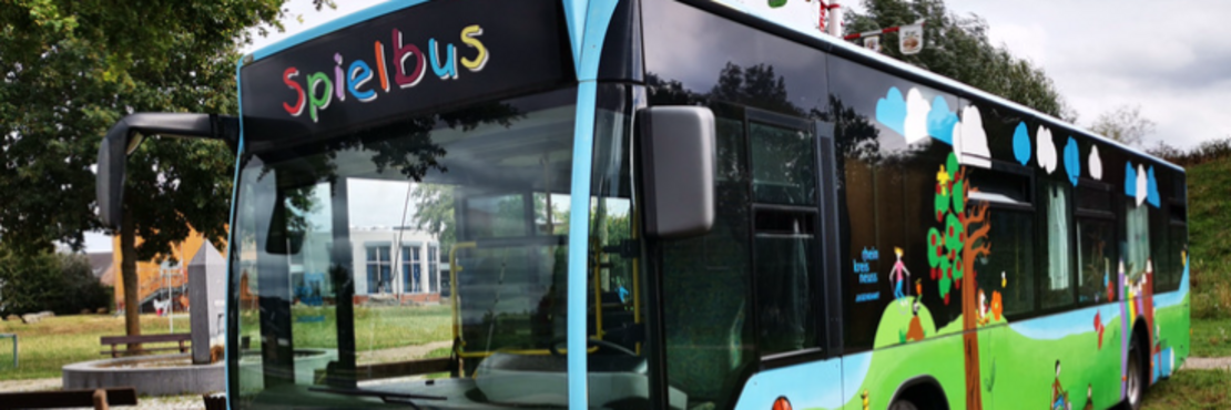 Bunt bemalter Linienbus mit Aufschrift "Spielbus"