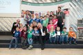 Gruppenfoto mit den Teams der Gillbachschule Rommerskirchen: Strahlende Gesichter bei den „BRG bluerobogillbachs“, die Glückwünsche von Kreisdirektor Dirk Brügge (M.) und Roberts Abts (l.), Geschäftsführer der Wirtschaftsförderungsgesellschaft Rhein-Kreis Neuss, entgegen nahmen.