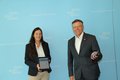 Landrat Hans-Jürgen Petrauschke und Barbara Edelhagen halten ein Smartphone und ein Tablet in ihren Händen