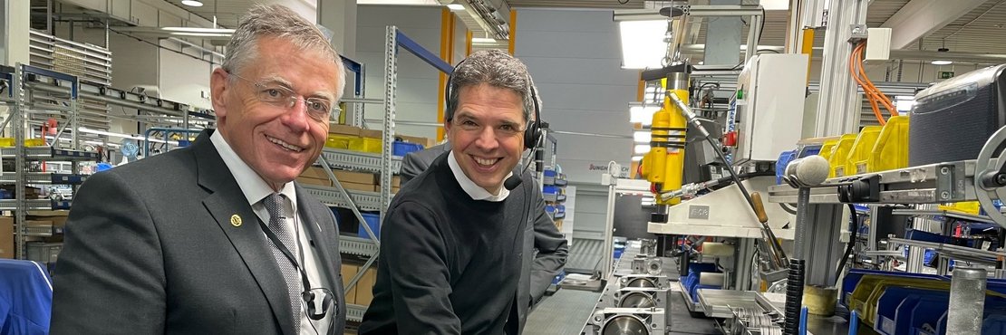 Landrat Hans-Jürgen Petrauschke (links) ließ sich von Geschäftsführer Dr.-Ing. Jörn Böhl die Technik bei der Firma GfA Elektromaten am Neusser Hafen erklären.
