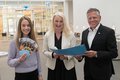 Madita Beeckmann, Anabel Derlam und Landrat Hans-Jürgen Petrauschke.