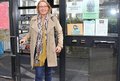 Ulrike Gerhards verlässt ein Gebäude