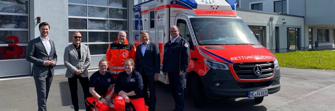 Eine Menschengruppe an einer Feuer- und Rettungswache