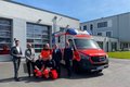 Eine Menschengruppe an einer Feuer- und Rettungswache