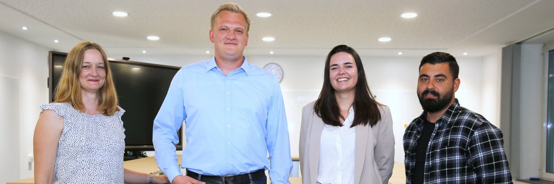 Amtsleiterin Ines Willner mit den künftigen Umweltoberinspektoren Jannik Grewe, Susanne Klüsch und Can Cakar