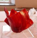 Dekorative Schale aus rotem Glas von Wolfgang Gersonde © KreisMuseum Zons