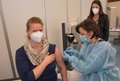 Hebamme wird von Impfärztin geimpft.