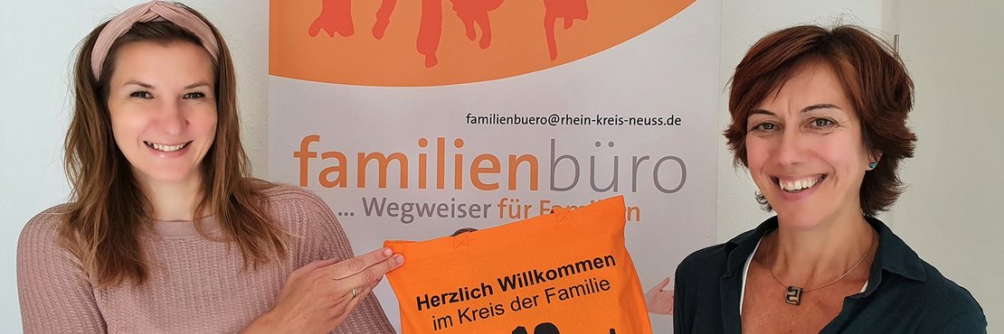 Marie Seckin und Hildegard Otten überreichen Baby-Begrüßungspakete an junge Familien.