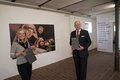 Kreiskulturdezernent Tillmann Lonnes und Dr. Kathrin Wappenschmidt, Leiterin des Kreiskulturzentrums Sinsteden vor einem Bild der Ausstellung