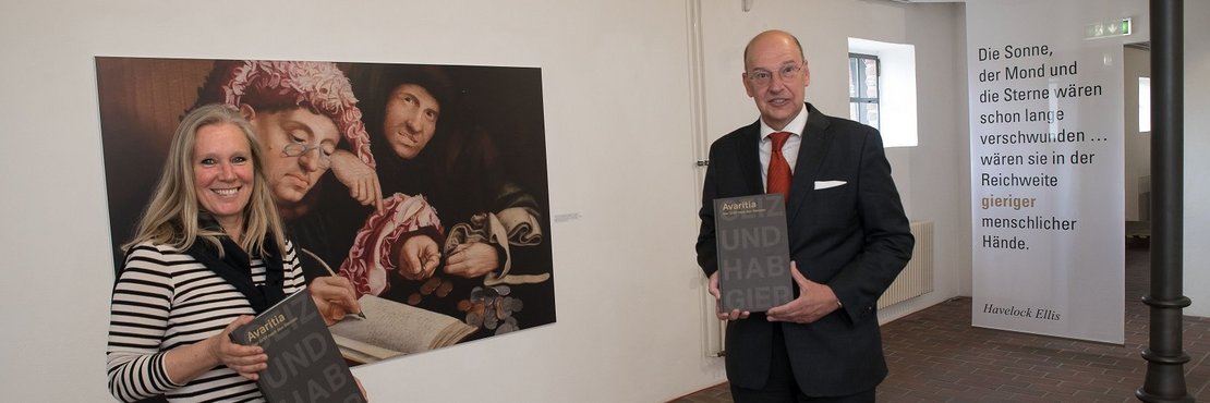 Kreiskulturdezernent Tillmann Lonnes und Dr. Kathrin Wappenschmidt, Leiterin des Kreiskulturzentrums Sinsteden vor einem Bild der Ausstellung