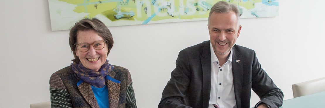 Dr. Rosemarie Steinhoff und Kreisdirektor Dirk Brügge unterschreiben ein Dokument