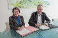 Dr. Rosemarie Steinhoff und Kreisdirektor Dirk Brügge unterschreiben ein Dokument