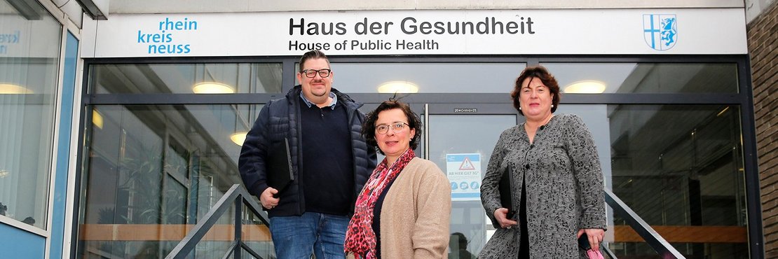 Gruppenfoto vor dem Gesundheitsamt: Amtsleiterin Barbara Albrecht mit Heike Müller und Frank Pieper