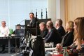 Landrat spricht an Stehpult vor Menschen